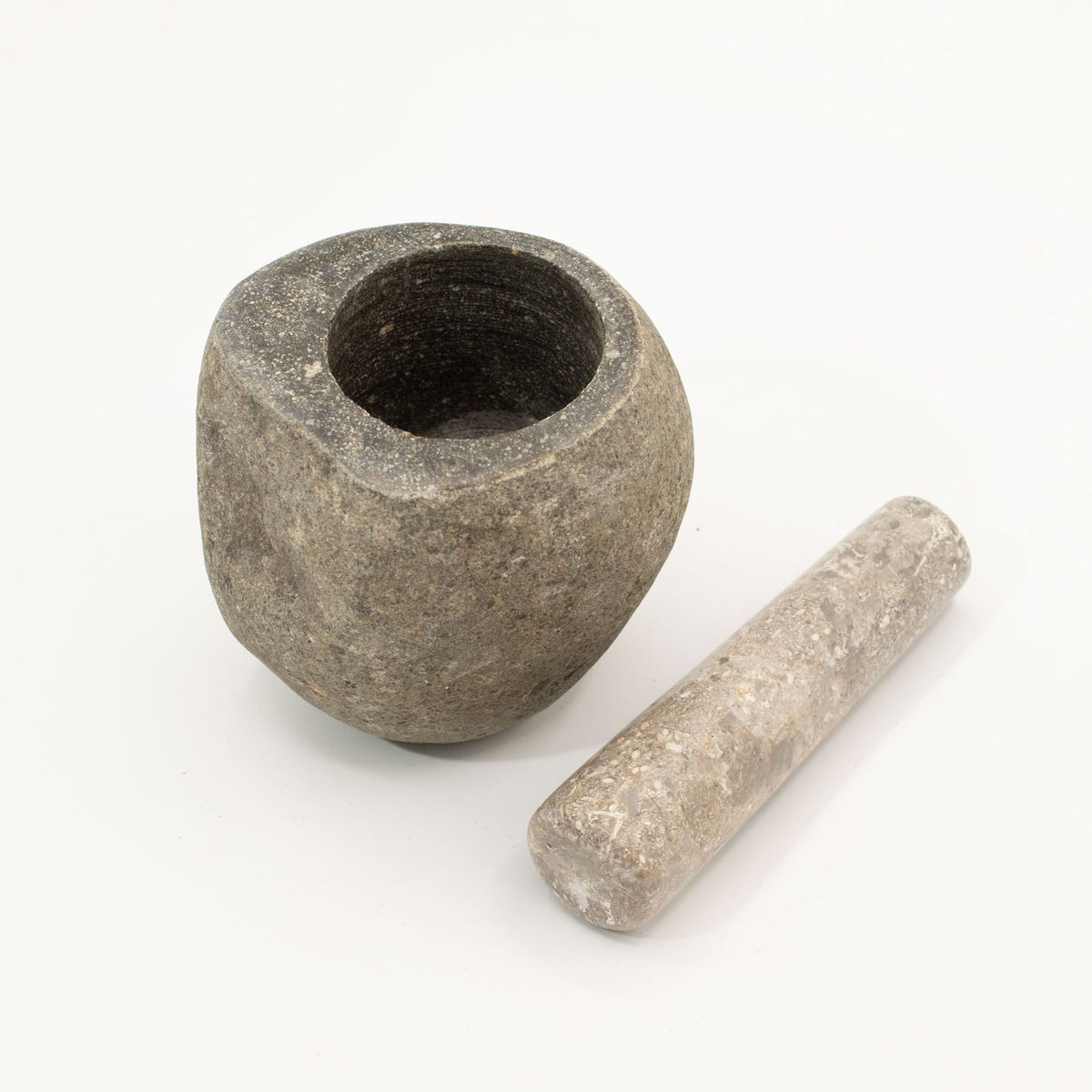 Dekoratívny mažiar s tĺčikom z prírodného riečneho kameňa – stredný (cca 12x8cm)