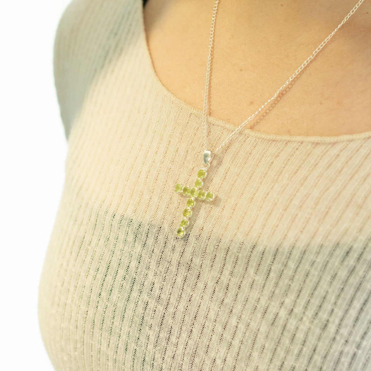 Indiai vallási medál - ezüstözött (45 cm lánc) - peridot kereszt