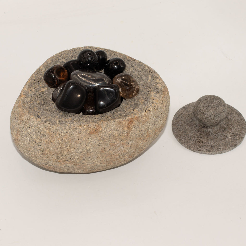 Uzemňovací nádoba z přírodního říčního kamene – velká (cca 15x12cm)