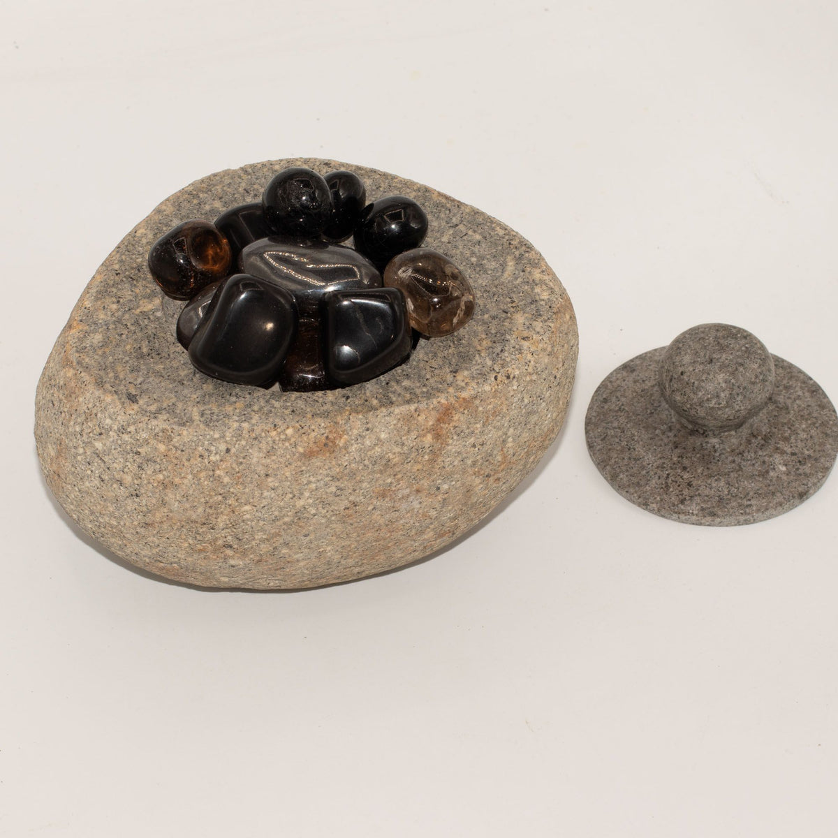 Uzemňovací nádoba z přírodního říčního kamene – velká (cca 15x12cm)