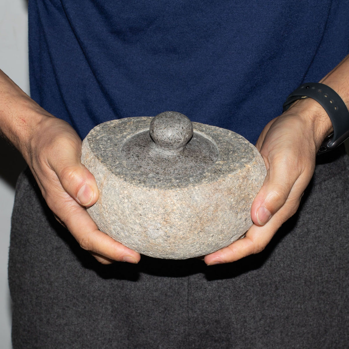 Uzemňovací nádoba z přírodního říčního kamene – velká (cca 15x12cm)