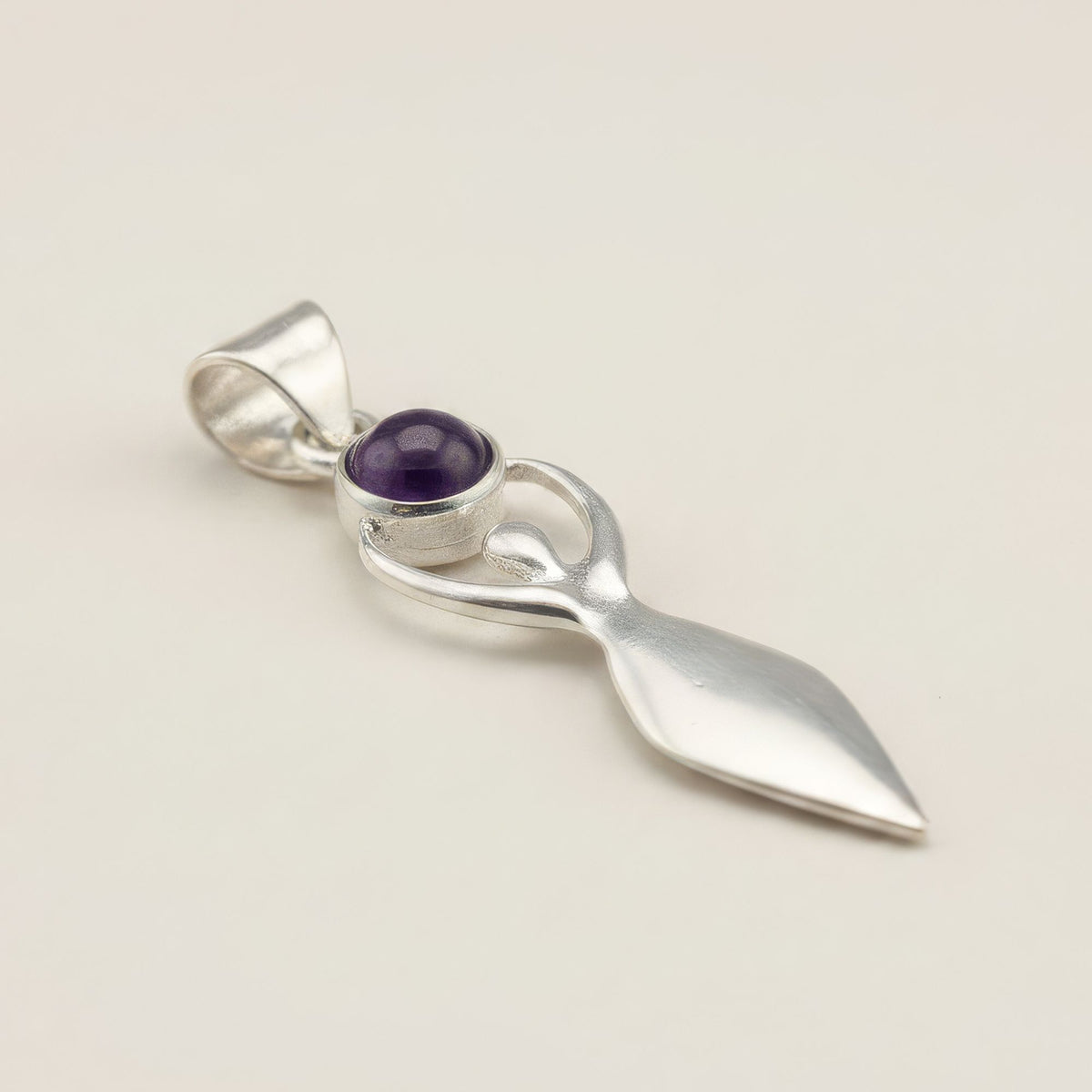 Indischer Andachts-Anhänger – versilbert (45cm Band) – Göttin, Amethyst