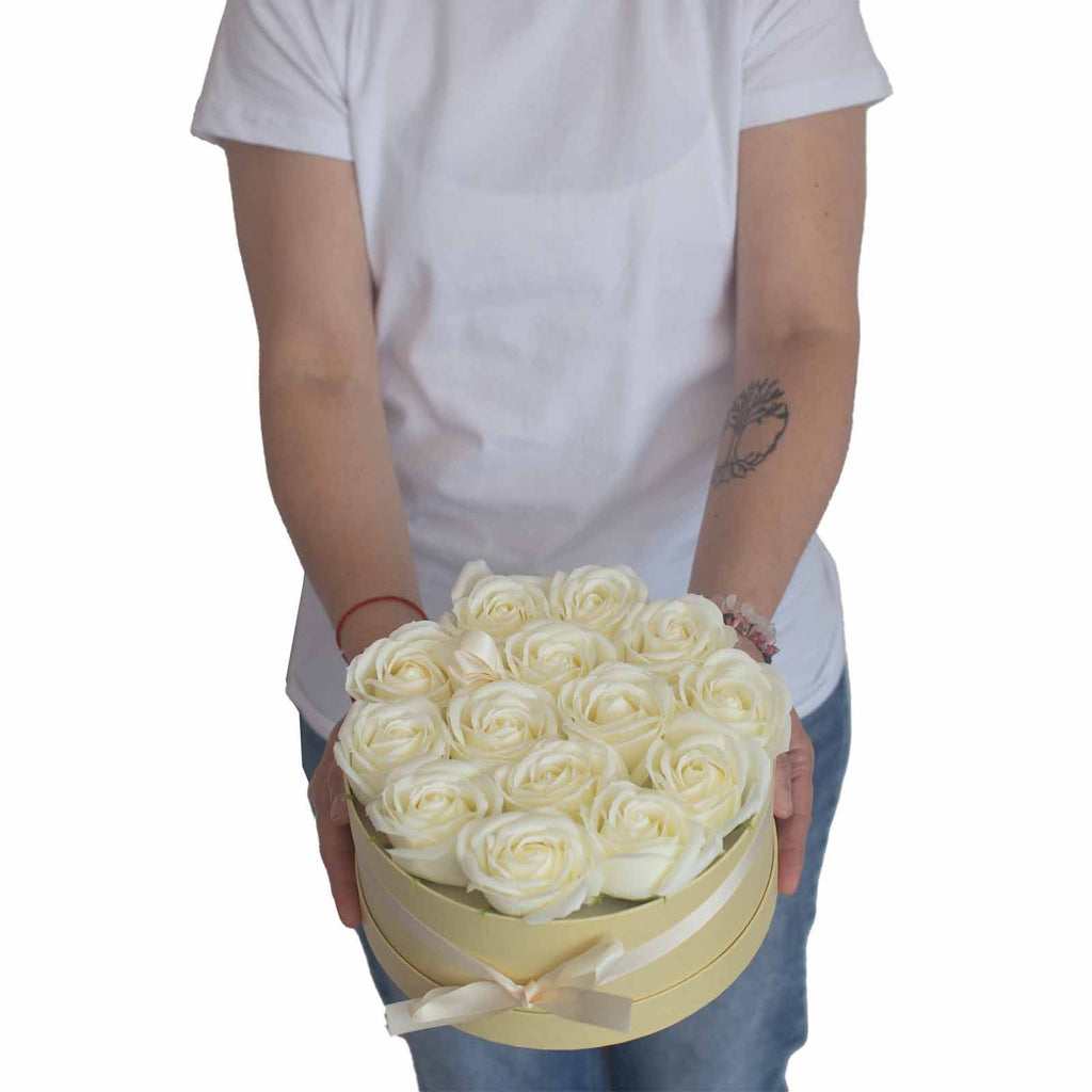 Seifenblumen-Geschenkstrauß - 13 cremefarbene Rosen - Herz