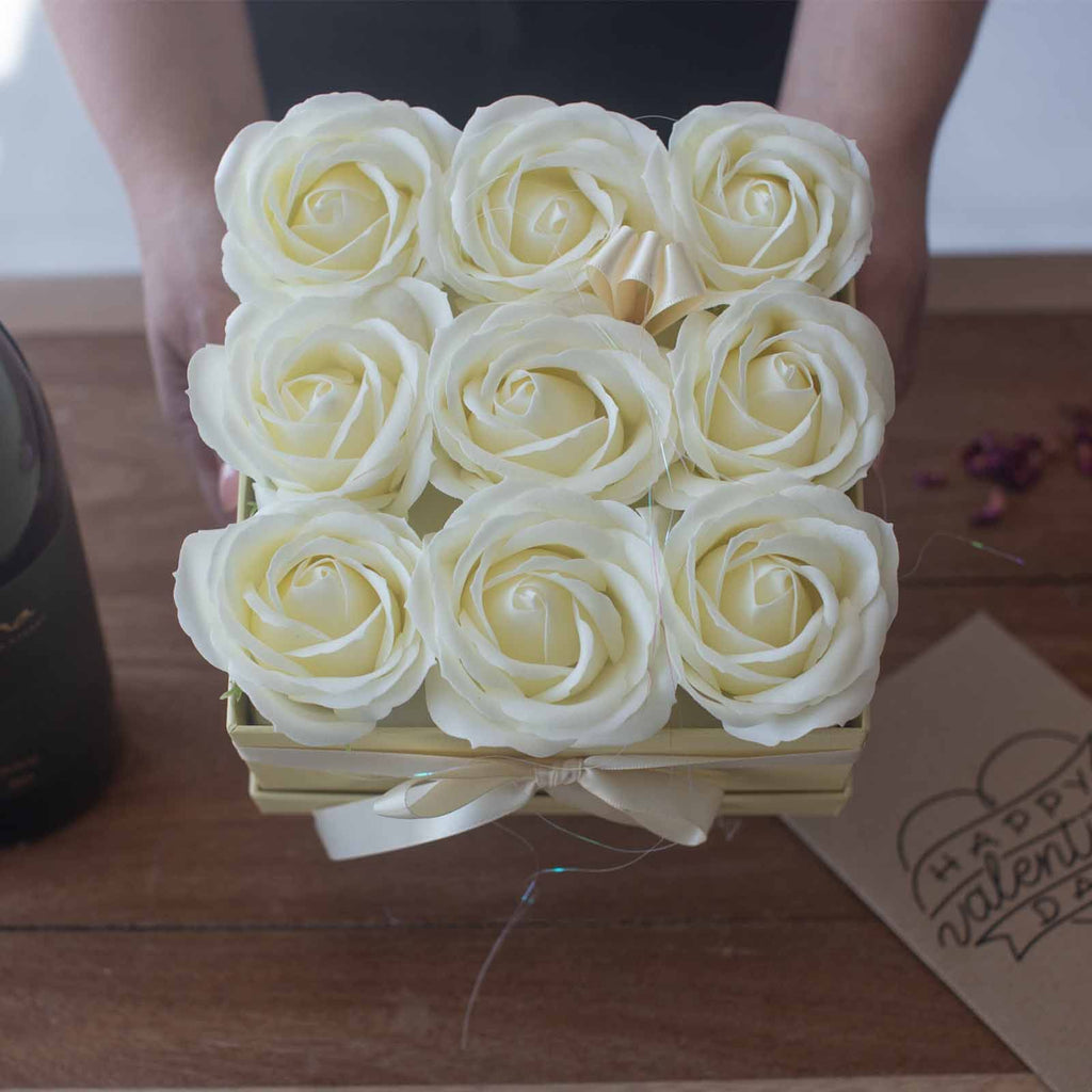 Seifenblumen-Geschenkstrauß - 13 cremefarbene Rosen - Herz