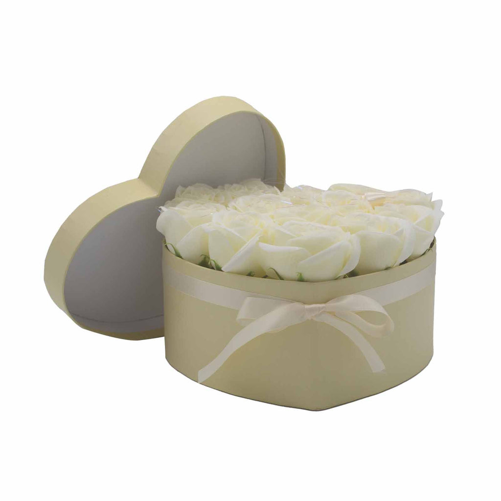 Seifenblumen-Geschenkstrauß - 13 cremefarbene Rosen - Herz