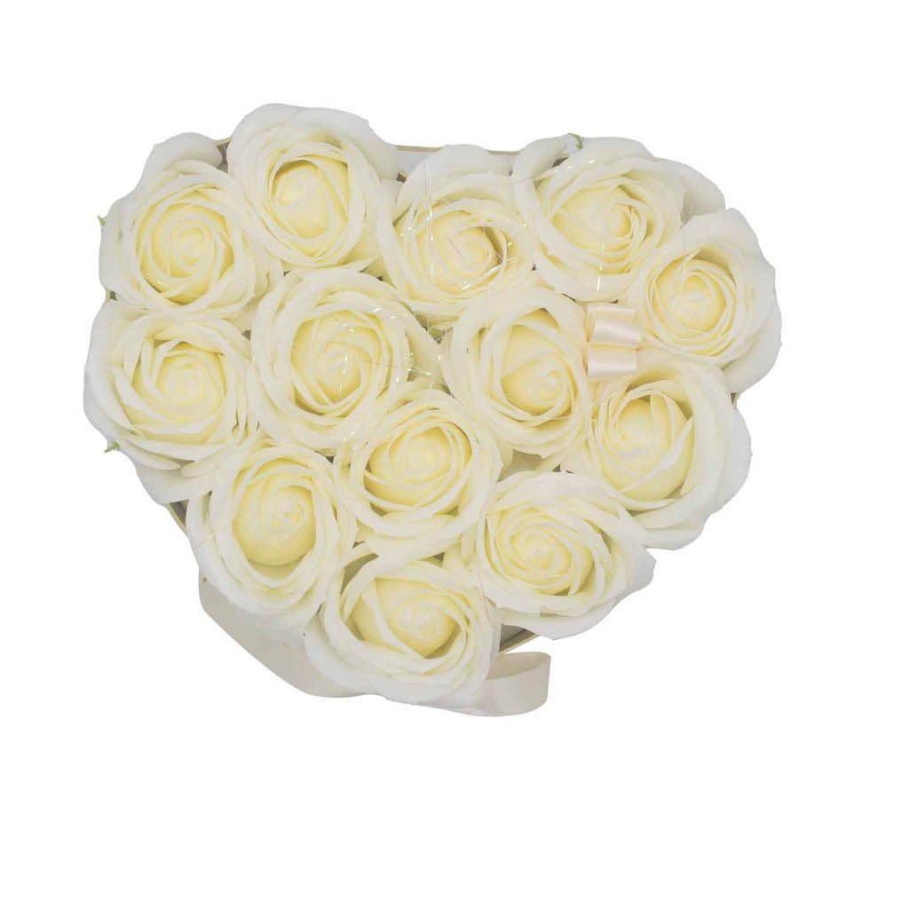 Seifenblumen-Geschenkstrauß - 13 cremefarbene Rosen - Herz