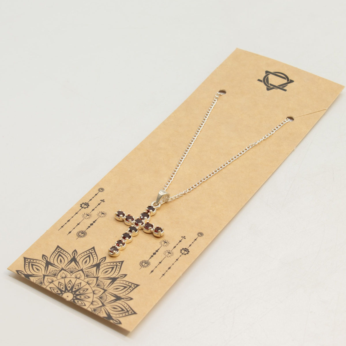 Indischer Devotionalien-Anhänger - versilbert (45cm Kette) - Granat Kruzifix