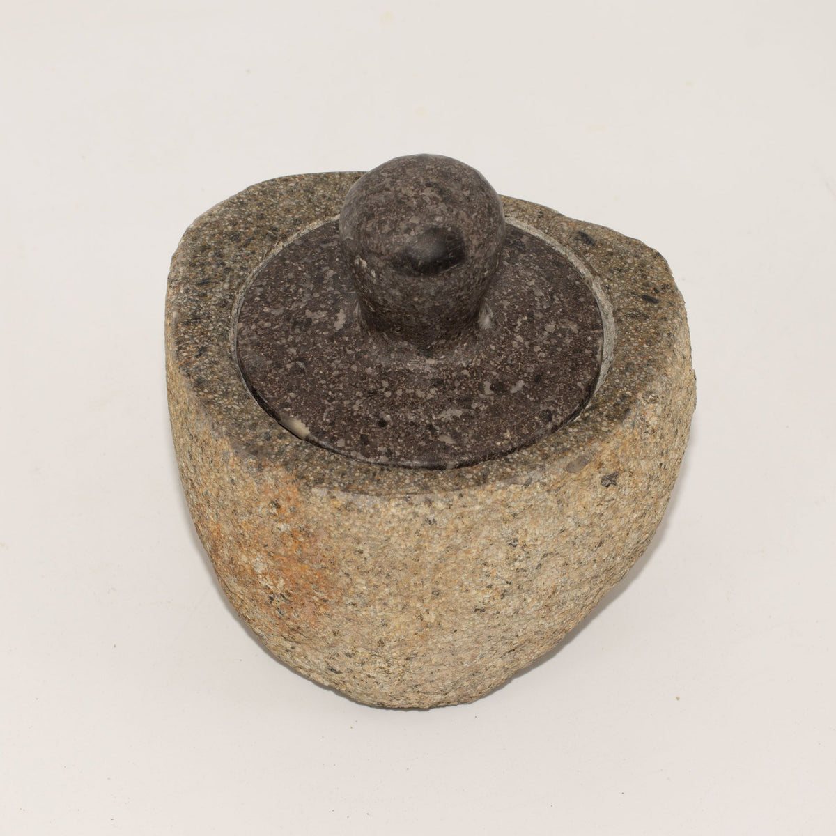 Uzemňovacia nádoba z prírodného riečneho kameňa – stredná (cca 12x8cm)