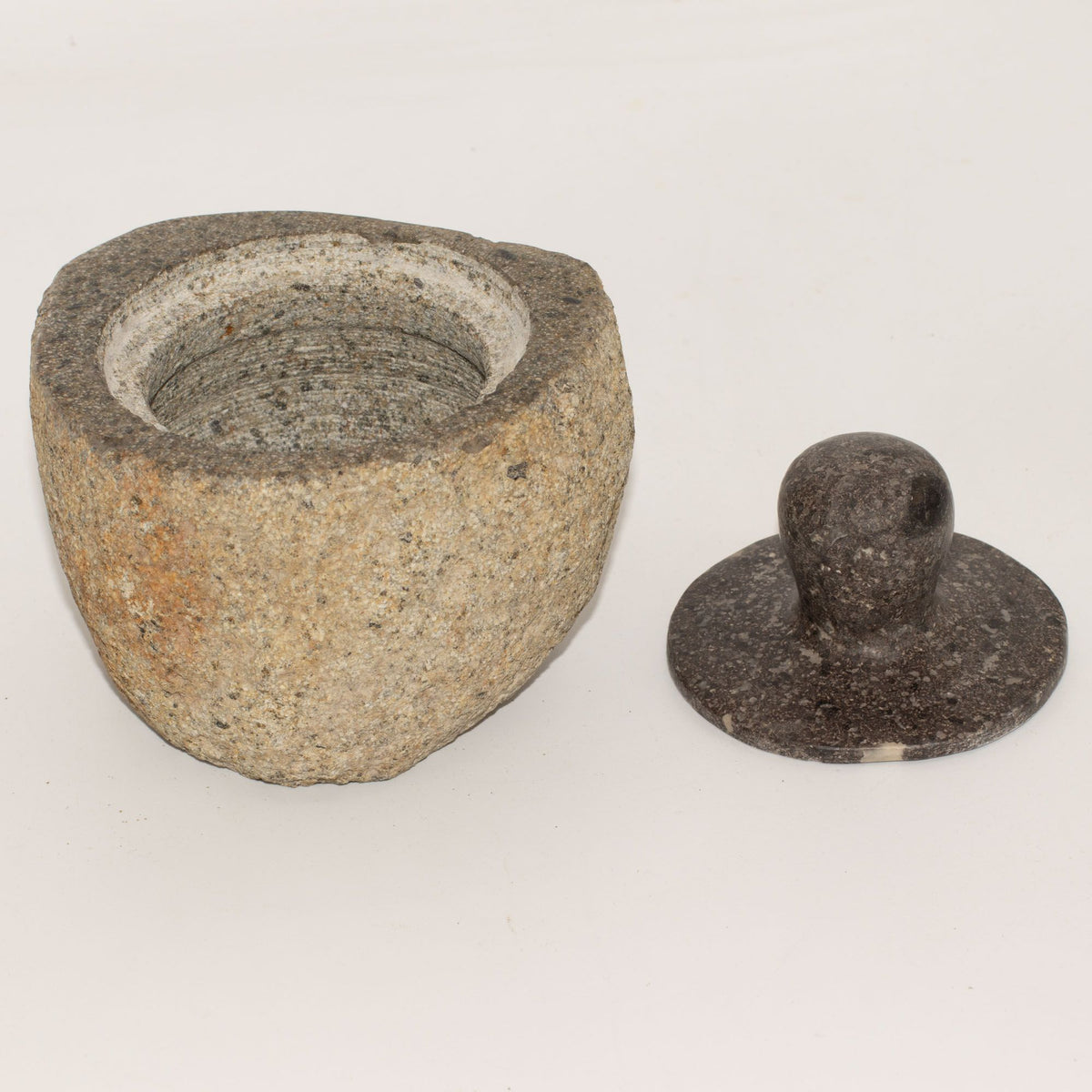Uzemňovacia nádoba z prírodného riečneho kameňa – stredná (cca 12x8cm)