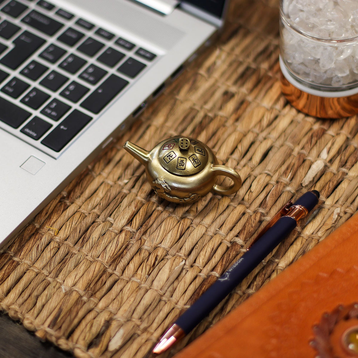 Feng Shui Glücksbringer – Glücks-Teekanne mit drehbaren Würfeln